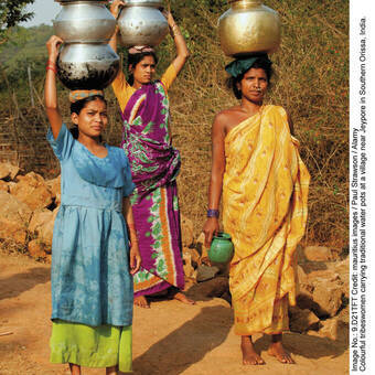 Die "hohe Kunst" des Wassertragens © mauritius images/Paul Strawson