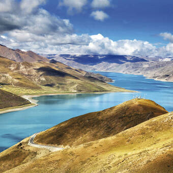 Blau leuchtender Yamdrok-See in Tibet 