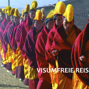 Mönche des Gelbmützenordens in Tibet 