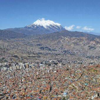 Blick auf La Paz und den Illimani (6.439 m.) 