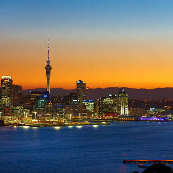 Skyline von Auckland in der Dämmerung  