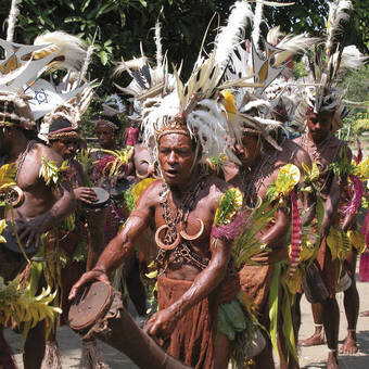 Farbenprächtiges Masken-Festival 