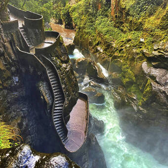 Der gewaltige Wasserfall Cascada del Diablo, Baños 