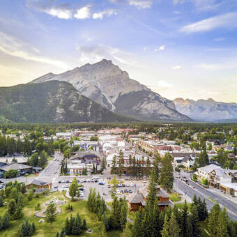 Stadtpanorama von Banff vor dem Sulphur Mountain © PantherMedia / Sopotniccy