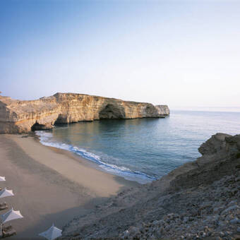 Erholsam ruhiger Strand in der Nähe von Muscat 