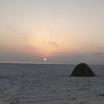 Zeltübernachtung unter dem Sternenhimmel am Strand 