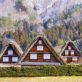 Drei Häuser im Gassho-Stil im Dorf Shirakawa-go 