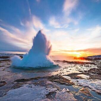 Eruption des Strokkur-Geysirs auf Island © zinaidasopina112 - Fotolia