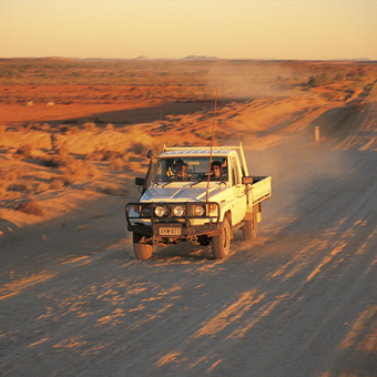 "Dirt Road" im Outback 