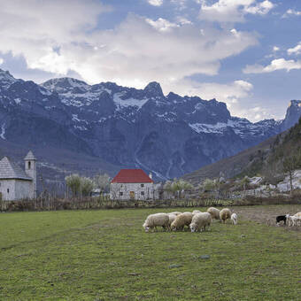 Blick auf das Dorf Theth im Norden Albaniens 