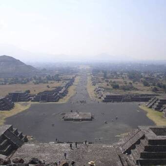 Sonnen- und Mondpyramide in Teotihuacan 