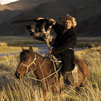 Mongole mit Steinadler 