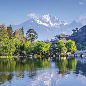 Schwarzer Drachenteich in Lijiang, mit Schneebergen 