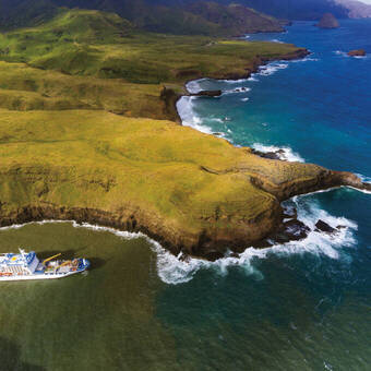 Die ARANUI V bei der Abfahrt von Ua Huka 