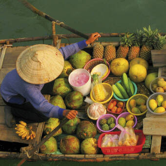 Schwimmender Markt: Farbenfrohes Fruchtangebot 
