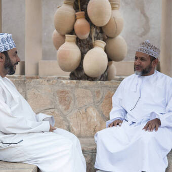 Omanis im Gespräch 