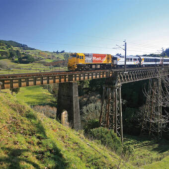 Der NORTHERN EXPLORER auf der Waiteti Brücke 