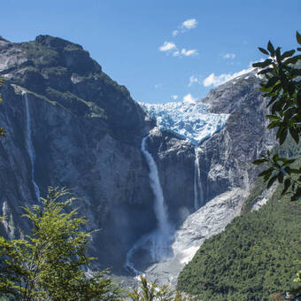 Der hängende Gletscher im Queulat Nationalpark 