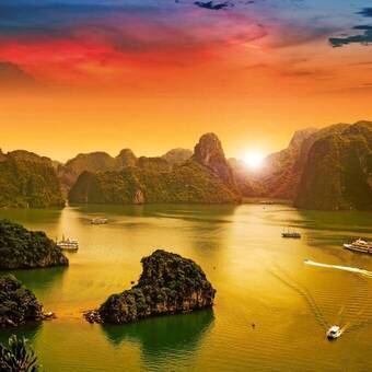 Halong-Bucht im Sonnenuntergang,Vietnam. Unesco Weltkulturerbe. © cristaltran - Fotolia
