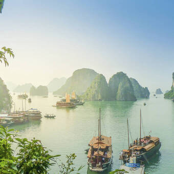 Morgendämmerung in der Halong-Bucht 