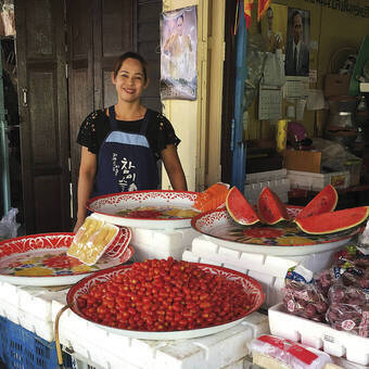 Begegnung auf einem Markt in Thailand 
