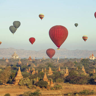 Heißluft-Ballons über Bagan 