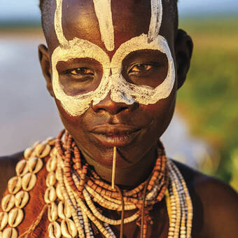 Porträt der Frau vom Stamm der Karo, Äthiopien, Afrika 