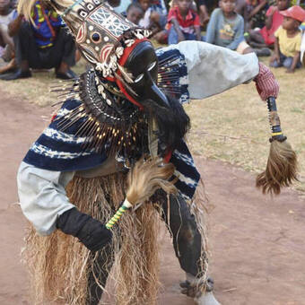 Tänzer traditioneller Maskentanz 