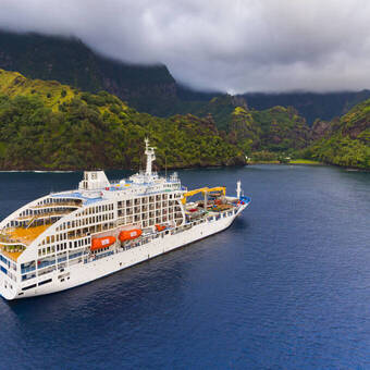 Die ARANUI vor Fatu Hiva 