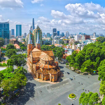 Ho Chi Minh City ist ein sonniger Tag unter den über 100 Jahre alten Notre Dame-Gebäuden,Bislang stehen die Hochhäuser für die wirtschaftliche Entwicklung Vietnams heute ©huythoai - stock.adobe.com