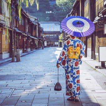 Eine Frau unterwegs im Higashi-Chaya-Viertel in Kanazawa 