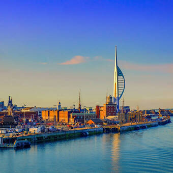 Portsmouth,England,Juni 2018,Portsmouth Hafen am späten Abend ©Eric Laudonien - stock.adobe.com