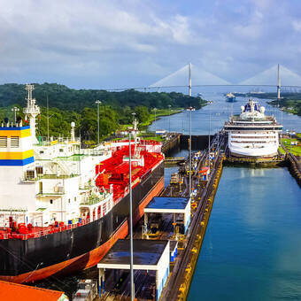 Blick auf den Panamakanal vom Kreuzfahrtschiff ©Solarisys - stock.adobe.com