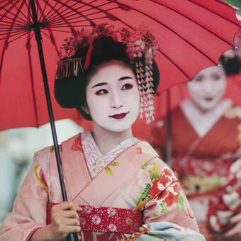 Japanische Mädchen in Kimonos 