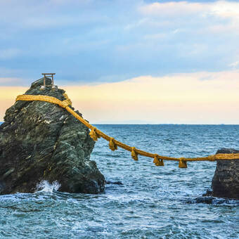 Der heilige Meotoiwami-Felsen in Ise © Getty Images