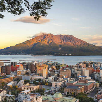 Kagoshima und Blick auf den Sakurajima-Vulkan, Japan 