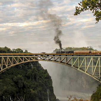 Eisenbahn über der Brücke bei Victoria Falls 