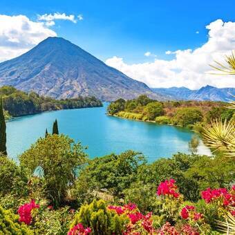 See Atitlan mit Vulkan San Pedro in den Hochländern von Guatemala © Simon Dannhauer - stock.adobe.com