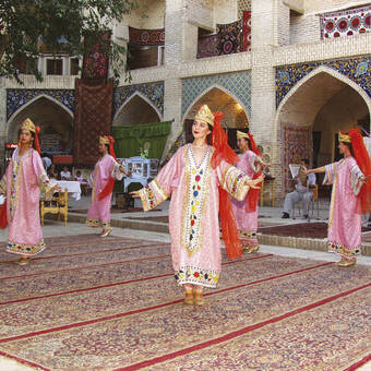 Folklore in einer Medrese, Buchara 