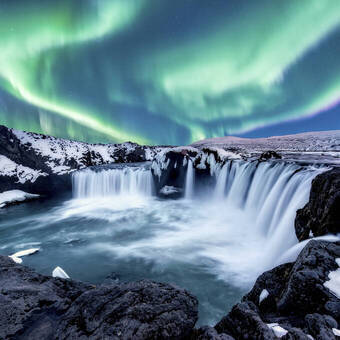 Nordlichter am Godafoss Wasserfall 