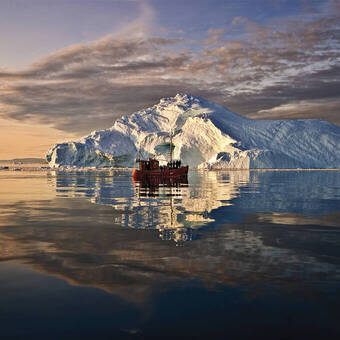 abendliche Bootsfahrt auf dem Ilulissat Eisfjord Greenland Travel