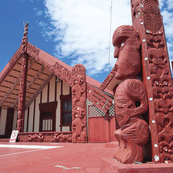 Ein "Marae", Versammlungshaus der Maori 