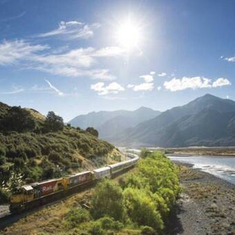 Der TRANZ ALPINE am Waimakariri River 