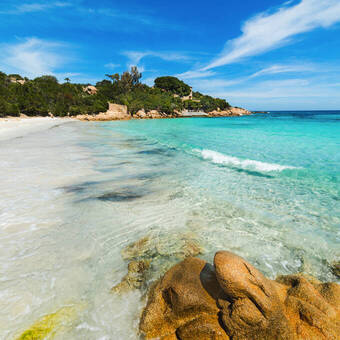 Strand der Costa Smeralda im Nordosten Sardiniens © Gabriele Maltinti - stock.adobe.com