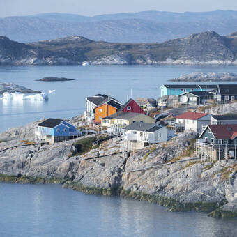 Bunte Häuser an der Diskobucht bei Ilulissat © Getty Images/iStockphoto
