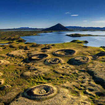 Blick auf die Pseudokrater von Skutustadagigar und den See Myvatn im Norden Islands im Hochsommer © makasana photo - stock.adobe.com