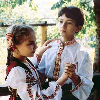 Tanzende Kinder in typisch moldawischer Tracht  