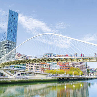 Die Zubizuri-Fußgängerbrücke in Bilbao 