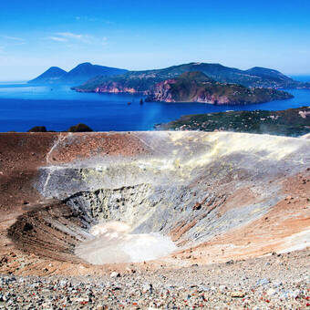Vulkankrater und Blick über Lipari und Salina © Yggdrasill - stock.adobe.com