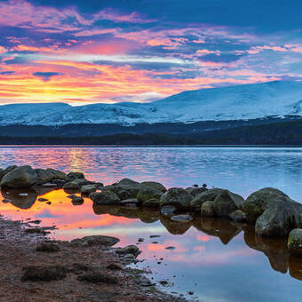 Loch Morlich im Cairngorms-Nationalpark © Jim - stock.adobe.com